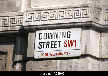 City of westminster, Downing Street, SW1 signer très haut sur mur au-dessus de portiques de sécurité à la jonction avec Whitehall Banque D'Images