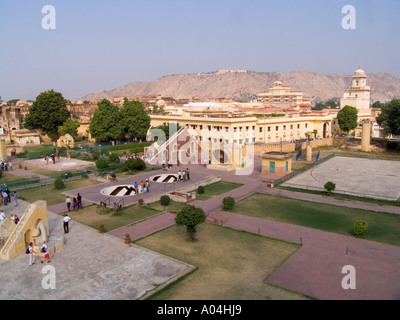 JAIPUR RAJASTHAN INDE Novembre à l'ensemble de palais de la ville à partir de l'un des instruments en pierre énorme de Jantar Manta Banque D'Images