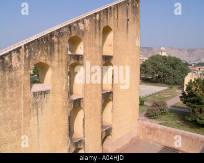 JAIPUR RAJASTHAN INDE Novembre Un des gros instruments en pierre le plus grand Jantar Mantar observatoire dans le monde Banque D'Images