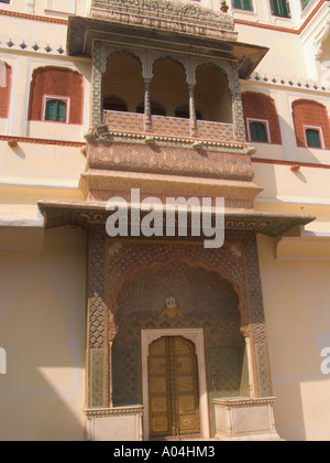 JAIPUR RAJASTHAN INDE Novembre une porte et balcon dans la cour du paon dans la ville Palace Banque D'Images