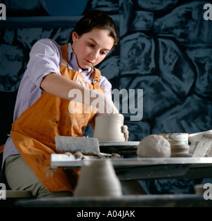 L'adolescente sur poterie poterie une roue dans une école d'arts plastiques. Banque D'Images