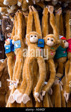 Souvenirs de Gibraltar monkey dolls sur crémaillère à l'extérieur de l'atelier Banque D'Images