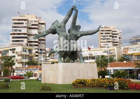 Torremolinos Costa del Sol Malaga Province Espagne Statue de Pablo Picasso peinture deux femmes s'exécutant sur la plage Banque D'Images