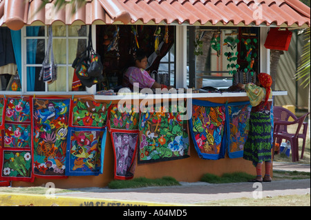 Un post touristique vend des molas faites par les femmes kunas Banque D'Images