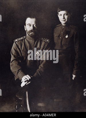 Nicolas II, dernier empereur de Russie, 1868 - 1918. Vu ici avec son fils Alexis, 1904 - 1918. Banque D'Images