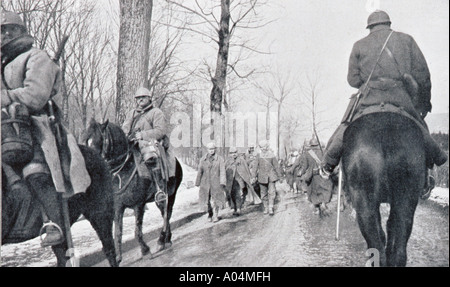 Colonne de prisonniers de guerre allemands à pied avec les gardes à cheval après la bataille de Verdun à partir de l'illustration magazine 1916 Banque D'Images