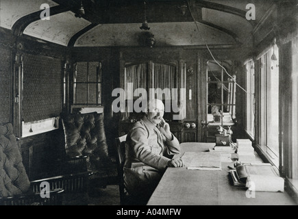 Le commandant militaire français Philippe Pelain, 1856 - 1951, ici assis dans un bureau de transport de chemin de fer à l'automne 1915. Banque D'Images