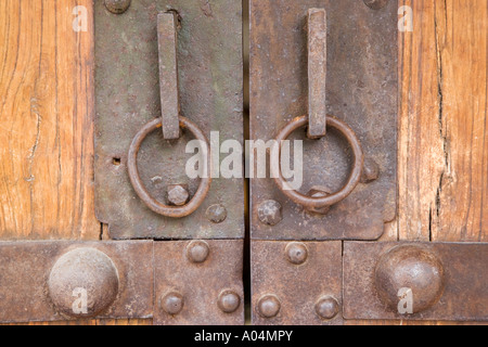 Heurtoirs de porte sur de vieilles portes double Espagnol Banque D'Images