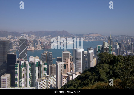 Dh Victoria Harbour DISTRICT CENTRAL HONG KONG tour gratte-ciel de bureaux de la ville au bord de l'eau panorama avec vue sur le pic Banque D'Images