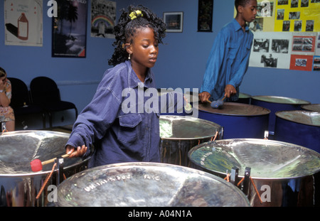 Enfants pratiquant des fûts en acier avant le Notting Hill carnaval annuel. Banque D'Images