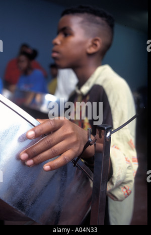 Enfants pratiquant des fûts en acier avant le Notting Hill carnaval annuel Banque D'Images