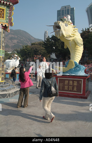 La prospérité de poissons dh REPULSE BAY HONG KONG Les touristes en jetant de l'argent en statue de Tin Hau bouche pour porter chance hk Banque D'Images