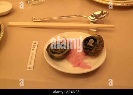 dh Yung Kee restaurant CENTRE DE HONG KONG il y a mille ans œufs de chou mariné baguettes œufs cuisine chinoise nourriture préservée chine dîner cantonais Banque D'Images