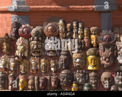 PATAN NÉPAL Novembre l'un des marchands de souvenirs à Durbar Square la vente de masques en bois parmi d'autres articles Banque D'Images