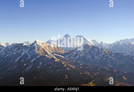 Montagnes de l'HIMALAYA AU NÉPAL Novembre la vue les touristes ont de la montagne d'un avion vol au-dessus Banque D'Images