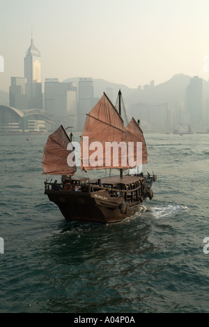 dh Rouge courrier indésirable VICTORIA HARBOUR HONG KONG HARBOUR Chinois des junks naviguent en bateau traditionnel en chine Banque D'Images