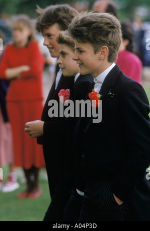 Eton School 1980s adolescents écoliers, 4th June parents Day portant l'uniforme de l'école Eton College. 1985 Windsor Berkshire HOMER SYKES Banque D'Images