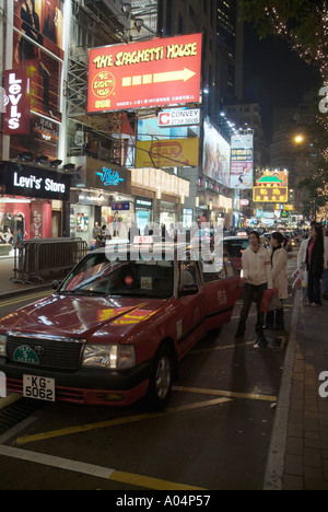 Dh Time Square Causeway Bay Hong Kong chinois jeunes filles obtenant en taxi et taxi les taxis Banque D'Images