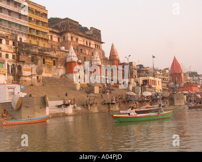 L'Uttar Pradesh VARANASI INDE Novembre Vue sur les Ghats historique de remblais renforcé le Gange au lever du soleil Banque D'Images