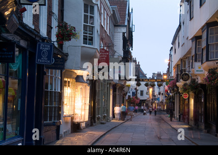 Petits commerces sur la rue York en Angleterre Stonegate Banque D'Images