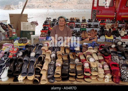 Femme vendant des chaussures dans le marché dans petit village dans le sud-ouest de la Turquie. Banque D'Images