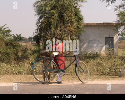 PASHWARA Madhya Pradesh Inde Novembre fille indienne et sa sœur s'appuyant sur une location au bord de la route en regardant les touristes Banque D'Images