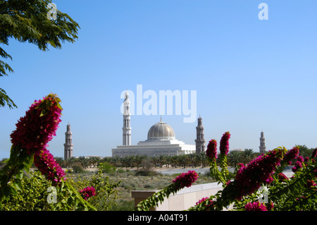 Oman Muscat. Extérieur impressionnant de Grande Mosquée Sultan Qaboos encadrée par les jardins de la mosquée fleurie Banque D'Images