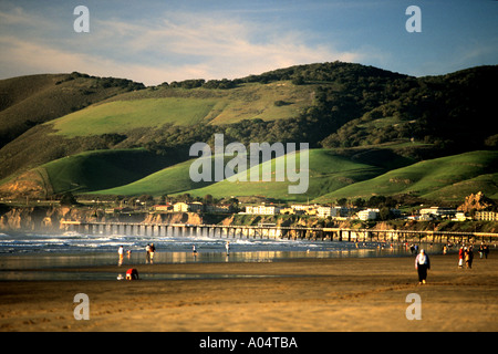 Avis de Pismo Beach Pier avec green collines en arrière-plan. La Californie, USA Banque D'Images