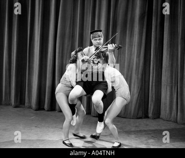 Le comédien britannique Benny Hill en 1957 à répéter pour son émission de télévision Banque D'Images