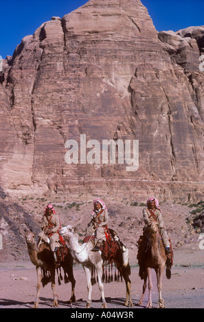 Trois membres de la police ou de chameau dans le désert de Wadi Rum Corps, le sud de la Jordanie Banque D'Images