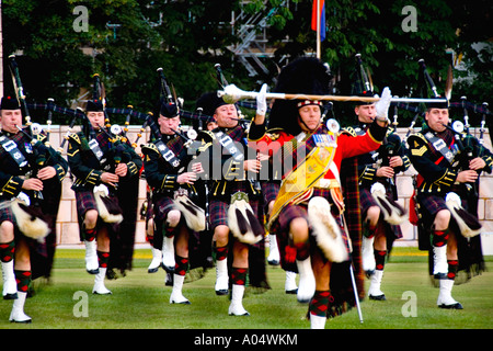 Tambours de tuyaux appelé le Royal Scots Dragoon Guards effectuant au Highland Tatoo jeux en ville pittoresque d'Inverness Scotla Banque D'Images