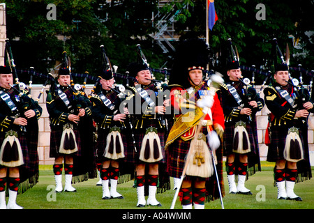 Tambours de tuyaux appelé le Royal Scots Dragoon Guards effectuant au Highland Tatoo jeux en ville pittoresque d'Inverness Scotla Banque D'Images