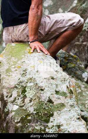 Cropped vue arrière droit de l'homme modèle assis sur un rocher. Banque D'Images