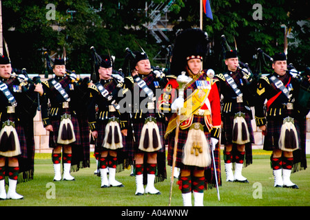 Tambours de tuyaux appelé le Royal Scots Dragoon Guards effectuant au Highland Tatoo jeux en ville pittoresque d'Inverness Scotla Banque D'Images