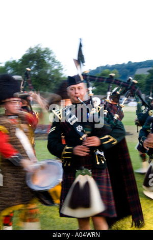 Tambours de tuyaux appelé le Royal Scots Dragoon Guards effectuant au Highland Tatoo jeux en ville pittoresque d'Inverness Scotla Banque D'Images