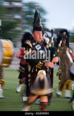 Tambours de tuyaux appelé le Royal Scots Dragoon Guards effectuant au Highland Tatoo jeux en ville pittoresque d'Inverness Scotla Banque D'Images