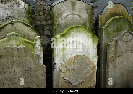 Pierres tombales anciennes contre un mur dans Postman's Park City de Londres Angleterre Banque D'Images