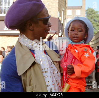 Père et fille à Notting Hill Carnival de Londres. Banque D'Images