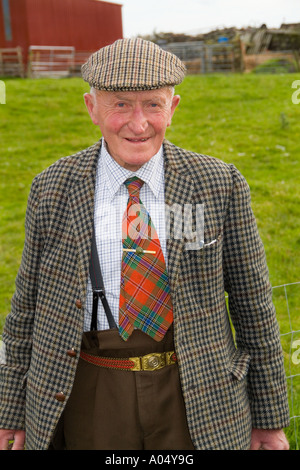 Merveilleux vieil homme âge 86 à sa ferme isolée à l'île de Skye en Ecosse habillé en laine et une cravate de retour de shopping pour Banque D'Images