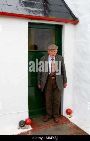 Merveilleux vieil homme âge 86 à sa ferme isolée à l'île de Skye en Ecosse habillé en laine et une cravate de retour de shopping pour Banque D'Images