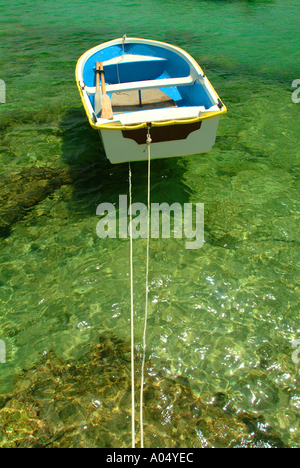 Bateau à rames ancré sur l'Eau Claire à Minorque espagne Banque D'Images