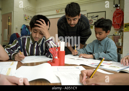 Enseignant de sexe masculin asiatique/indien avec des élèves en classe Banque D'Images