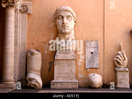 La tête, mains et bras à partir de l'énorme statue de l'empereur Constantin, musée du Capitole, Rome, Italie Banque D'Images