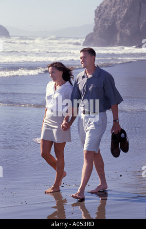 L'homme et la femme en amour couple marche main dans la main le long de la plage Banque D'Images