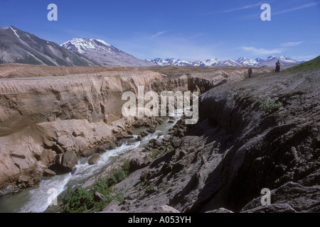 Les randonneurs en vallée de 10000 Alaska Katmai National Park fume Banque D'Images