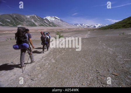 Les randonneurs à pied dans la région de Vallée de 10000 smikes Alaska Katmai National Park Banque D'Images