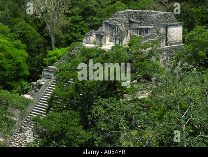 Petite pyramide en El Mundo Perdido, Tikal, El Petén, Guatemala Banque D'Images