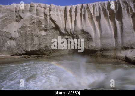 Mur de cendres au-dessus de chutes d'Okak avec Rainbow Valley de 10000 Alaska Katmai National Park fume Banque D'Images