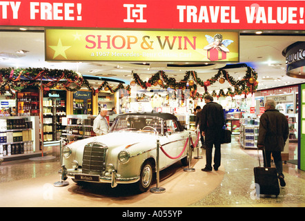 Mercedes Benz 220e cabrio, Duty Free Shop, l'aéroport de Francfort, Allemagne Banque D'Images