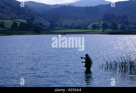 Un pêcheur anonyme dans la pêche à la mouche -Watendlath Tarn, Cumbria, Royaume-Uni Banque D'Images